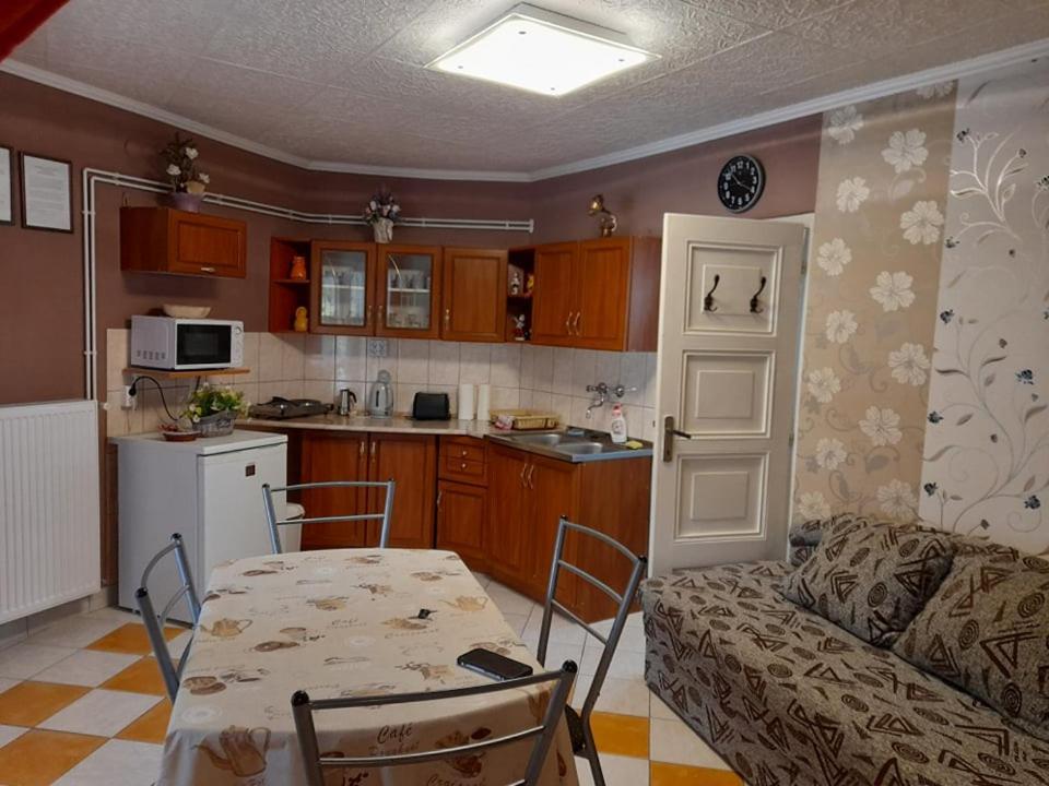 Gyoengyvirag Apartment Romhany Экстерьер фото